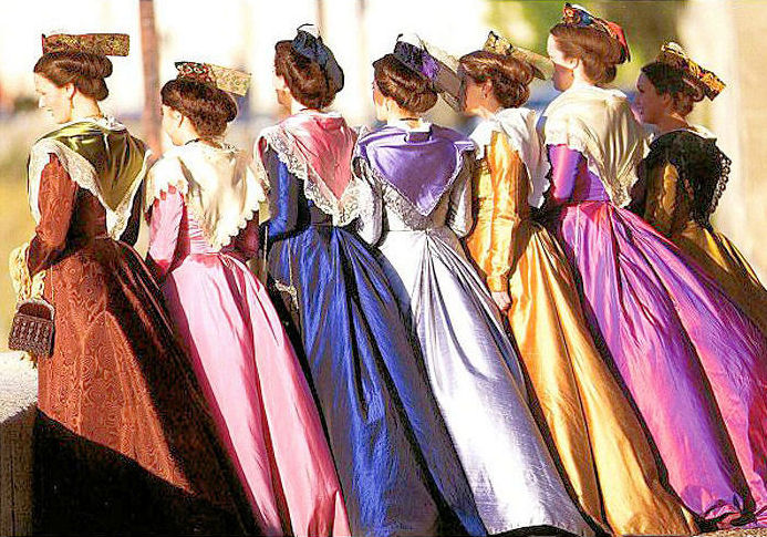 Un beau choix de costumes d'époque.